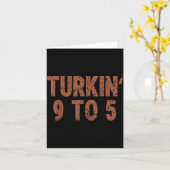 Funny Thanksgiving Turkin 9 To 5 Humor Turkey Frie カード (黄色い花)