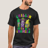 Funny Three Cute Gnomes Mardi Gras Chillin With My Tシャツ (正面)