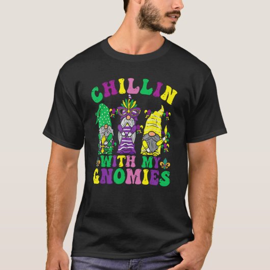 Funny Three Cute Gnomes Mardi Gras Chillin With My Tシャツ (正面)