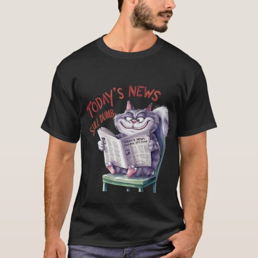 Funny "Today's News Still Dumb" Sarcastic Cat 📰🐈 Tシャツ (正面)