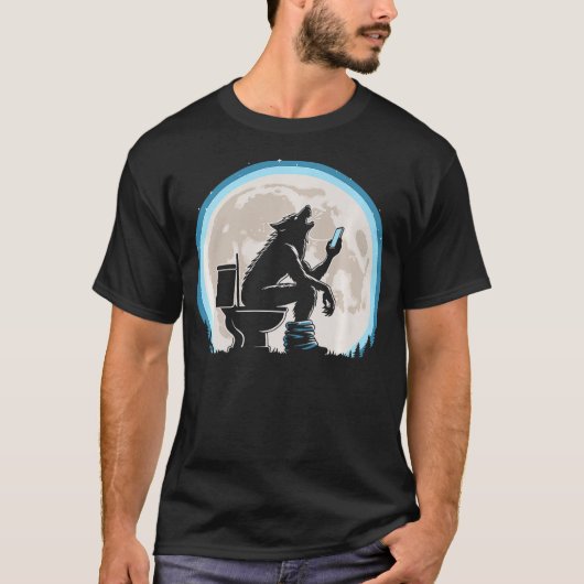 Funny Toilet Humor Werewolf or Wolf Howling at the Tシャツ (正面)