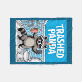 Funny Trashed Panda Raccoon Gets Drunk  フリースブランケット (正面(横))