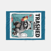 Funny Trashed Panda Raccoon Gets Drunk  フリースブランケット (正面(横))