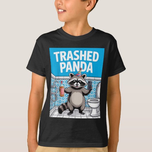 Funny Trashed Panda Raccoon Gets Drunk  Tシャツ (正面)