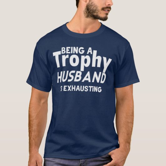 Funny Trophy Husband – Being a Trophy Husband Tシャツ (正面)