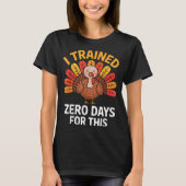 Funny Turkey Saying Thanksgiving Trot I Trained Ze Tシャツ (正面)