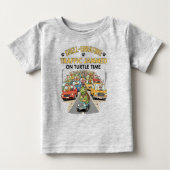 Funny Turtle Traffic Jam Shell-ebrating ベビーTシャツ (正面)