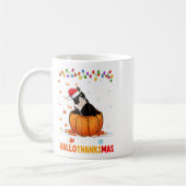 Funny Tuxedo Cat On Pumpkin Happy Hallothanksmas M コーヒーマグカップ (左)