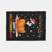Funny Tuxedo Cat On Pumpkin Happy Hallothanksmas M フリースブランケット (正面(横))