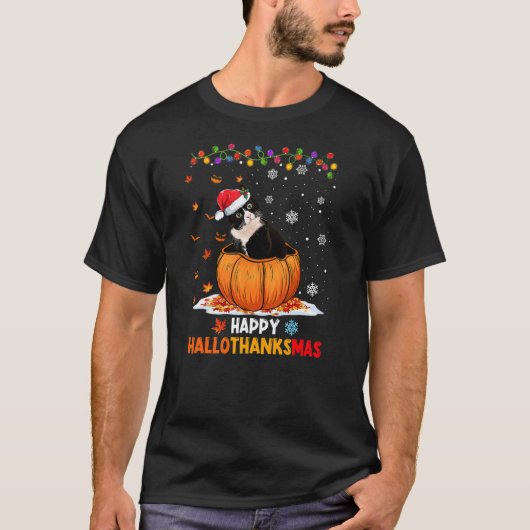 Funny Tuxedo Cat On Pumpkin Happy Hallothanksmas Tシャツ (正面)