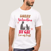 Funny Valentine Gift for Cat Lovers – My Cat Comes Tシャツ (正面)