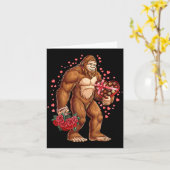 Funny Valentines Day Bigfoot Heart Love Sasquatch  カード (黄色い花)