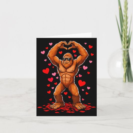 Funny Valentines Day Bigfoot Heart Sungles Sasquat カード (正面)