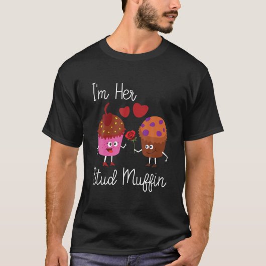 Funny Valentine's Day I'm Her Stud Muffin Couples Tシャツ (正面)
