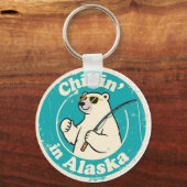 Funny Vintage Alaska Chillin Polar Bear Fishing キーホルダー (裏面)