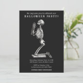 Funny Vintage Skeleton Halloween Party Invitation 招待状 (スタンド正面)