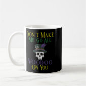 Funny Voodoo Quote - Witch Doctor Skull Mardi Gras コーヒーマグカップ (左)