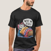 Funny "Wake Me Never" Grumpy Sleeping Cat 🛌🐈‍⬛ Tシャツ (正面)