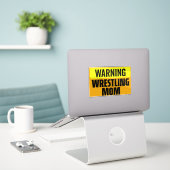 Funny Warning Wrestling Mom Sports Sign Graphic シール (デスク上のノートパソコン)