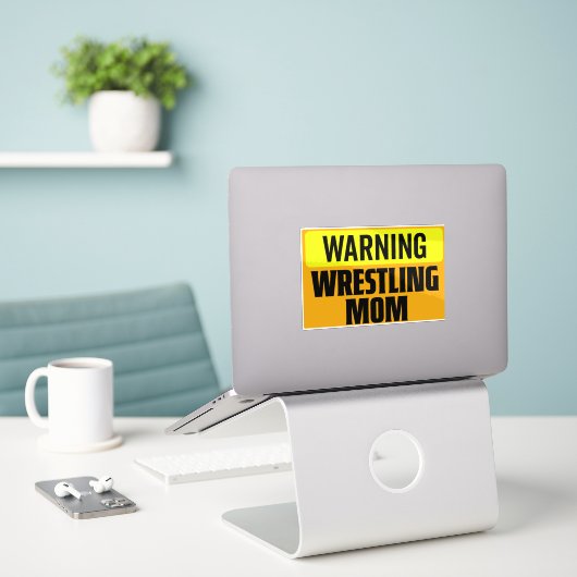 Funny Warning Wrestling Mom Sports Sign Graphic シール (デスク上のノートパソコン)