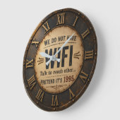 Funny We Do Not Have WiFi Rustic Farmhouse ラージ壁時計 (傾斜)