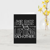 Funny We Rise By Lifting Each Other Motivation Quo カード (黄色い花)
