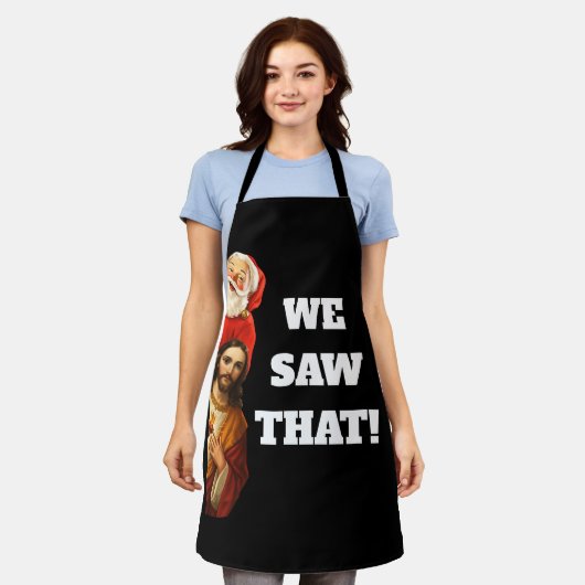 Funny “We Saw That” Santa and Jesus Design エプロン (着用した状態)