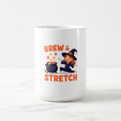 Funny Witch Yoga Design – "Brew & Stretch" Cartoon コーヒーマグカップ (中央)