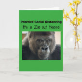 Funnycombによるコロナ暴動の真ん中のゴリラ カード (黄色い花)