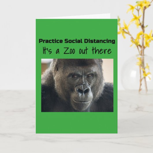 Funnycombによるコロナ暴動の真ん中のゴリラ カード (黄色い花)