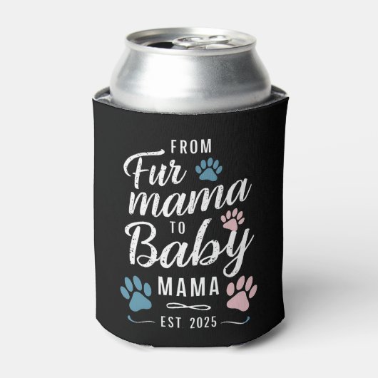 Fur MamaからBaby Mamaへ Est 2025 犬 猫 ママ 缶クーラー (缶正面)