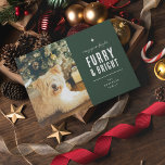 Furry & Bright モダン Dog Photo Collageクリスマス シーズンカード<br><div class="desc">このペットの写真コラージュのクリスマスカーモダンドでファーリー&ブライトをお楽しみください。デザインはフェスティバルの緑の背景を持ち、任意の色や白の文字に変更できる。カスタマイズシンプル3写真、季節の挨拶と名前/秒のを含むこのテンプレート</div>