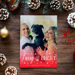 Furry & Bright - Pet Christmas Photo シーズンカード<br><div class="desc">あなたの写真の下に美しい赤のグラデーションを持つクリスマスカードは、あなたとあなたのペットまたはあなたのペットをフィーチャーして、白い文字でファリーと明るさ書かわいらしは、雪の結晶のドットと弓とで飾す。</div>