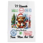 Furry Friend Sips Cocoa by Tree ミディアムペーパーバッグ (裏面)