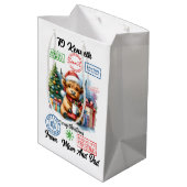 Furry Friend Sips Cocoa by Tree ミディアムペーパーバッグ (裏面アングル)