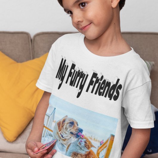 Furry Friendsの猫と犬の写真 Tシャツ