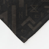 FutharkパターンのTriquetraの生命の樹 フリースブランケット (角)