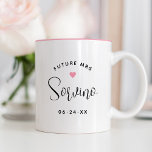 Future Mrs パーソナライズされた Black Script Name 結婚's ツートーンマグカップ<br><div class="desc">カスタム「フューチャー・ミセス」の女子ブライダルのコーヒーマグ結婚はパーソナライズされた、新婦の姓と日付と一緒にモダンすることができる黒いスクリプト文字を備え結婚したている。可愛いピンクのハートアクセント。新郎新婦に完璧婚約したな贈り物！</div>