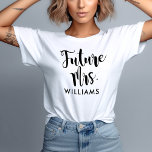 Future Mrs Black Script カスタムLast Name 結婚's Tシャツ<br><div class="desc">新婦モダン向け結婚の「フューチャーMrs」のデザインはカスタム、モノクロのモノクロの配色と手書きの手書き文字のタイポグラフィとスクロール詳細とはっきりしたの手書きカラーのを備えたデザインだ。今のところカジュアルのエレガント文字を自分の新しい/将来の姓結婚した名にパーソナライズ。</div>