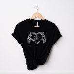 Future Mrs. Women Shirtsゴシック体のスケルトンハンド Tシャツ<br><div class="desc">骨組みの手とインスパイアから暗いデザインを使ったゴシック様式の「フューチャー・ミセス」シャツ。すべての色と用語を編集して、このマグがあなたのイベントのニーズと個人のスタイルに合わせる。これ以上の編集を行う場合は、「このテンプレートをパーソナライズ」を選択：) *最大1-2サイズのモデルサイズで表示されるオーバーサイズの外観！</div>