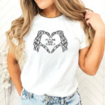 Future Mrs. Women Shirtsゴシック体のスケルトンハンド Tシャツ<br><div class="desc">骨組みの手とインスパイアから暗いデザインを使ったゴシック様式の「フューチャー・ミセス」シャツ。すべての色と用語を編集して、このマグがあなたのイベントのニーズと個人のスタイルに合わせる。これ以上の編集を行う場合は、「このテンプレートをパーソナライズ」を選択：) *最大1-2サイズのモデルサイズで表示されるオーバーサイズの外観！</div>