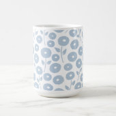 Fuzzy Flower Pattern Blue on White コーヒーマグカップ (中央)
