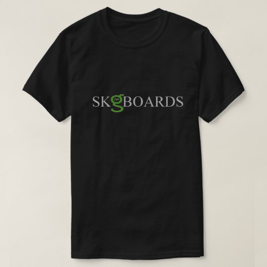 G Sk8Boards Tシャツ – 緑のロゴ (デザイン正面)
