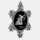 Gadientの日付がついた銀製の油田のポンピングユニット スノーフレークピューターオーナメント (左)