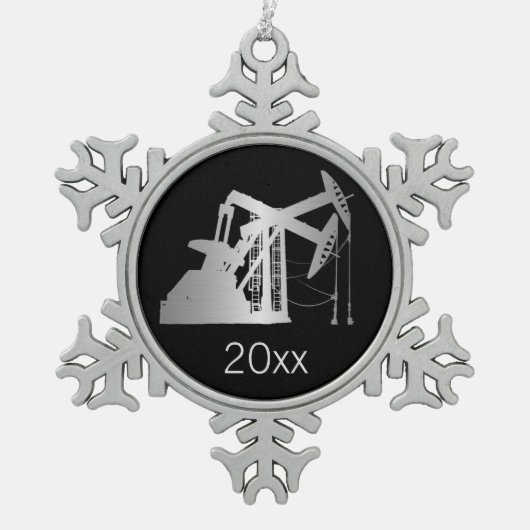 Gadientの日付がついた銀製の油田のポンピングユニット スノーフレークピューターオーナメント (正面)