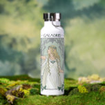 Galadriel Light of Valinor Graphic ウォーターボトル<br><div class="desc">Step into the radiant grace of Middle-Earth™ with this exquisite Lord of the Rings™ design inspired by Galadriel™. Illustrated in an elegant, Art Nouveau–inspired style, she stands poised and luminous, holding a phial of the Light of Valinor with serene strength and quiet authority. Flowing golden hair, delicate Elven adornments, and...</div>