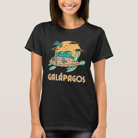 Galapagos Islands Sea Turtle Surfing Beach Tシャツ (正面)