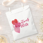 Galentines Party Favor Bag with 3 Hearts フェイバーバッグ (クリップ留めされた状態)
