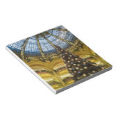 Galeries La Fayette at Christmas，パリ，フランス ノートパッド (アングル)