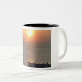 Galveston湾の日没の鳥 ツートーンマグカップ (正面右)